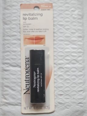 Discontinued Neutrogena Revitalizing Lip Balm Soft Caramel 50 SPF 20 Sealed